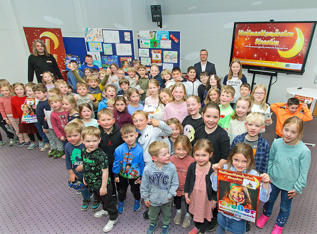 Mario Lüfkens (hinten rechts), von der Volksbank an der Niers, und Norbert Kamphuis (hinten links), Leiter des Weihnachtsmärchens Straelen verteilten Geldpreise im Gesamtwert von 1.150,00 € an die Gewinner des 14. Voba-Malwettbewerbs zum letzten Weihnachtsmärchen 2024.